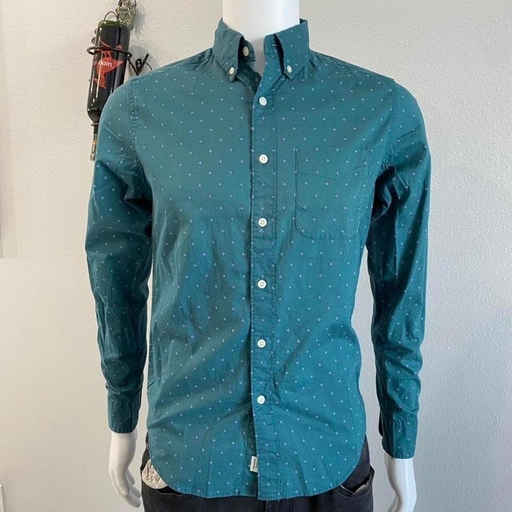 American Eagle Blue polka dot‎ button down shirt